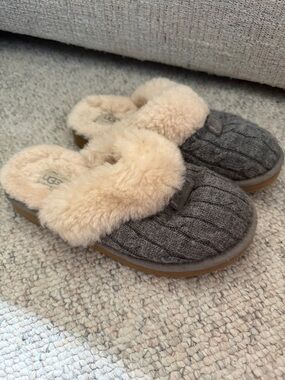 UGG Womens Gray Cable Knit Slip-On Slippers with Cream Shearling Collar